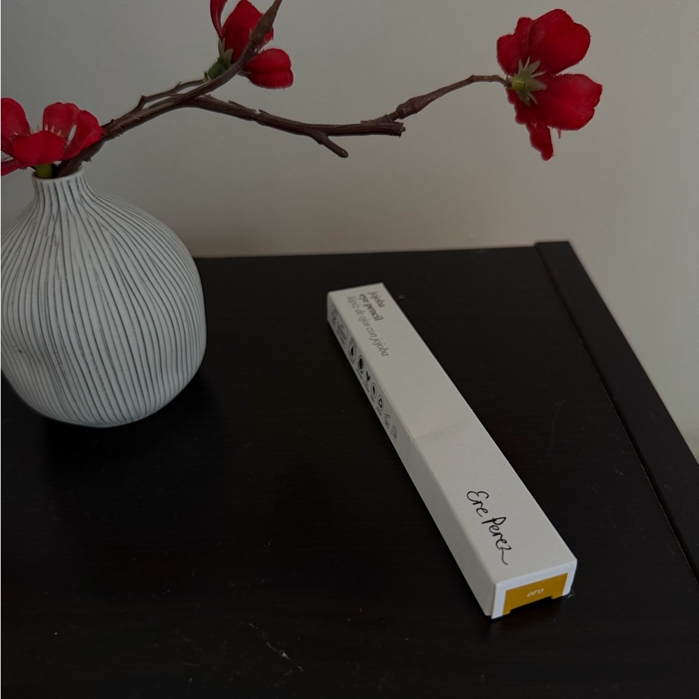 Ere Perez Natural eyeliner Pencil in gold